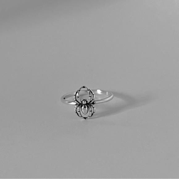 Sterling silver small spider ring, silver spider ring, dainty spider ring - Picture 2 of 9